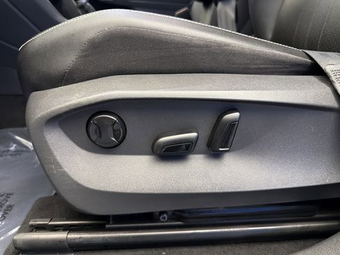 Used 2023 Volkswagen Tiguan SE w/ Panoramic Sunroof Package FWD image 12