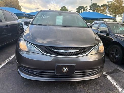 Used 2017 Chrysler Pacifica Touring FWD image 3