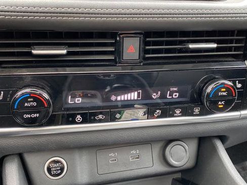 Used 2022 Nissan Rogue SV w/ SV Premium Package image 18