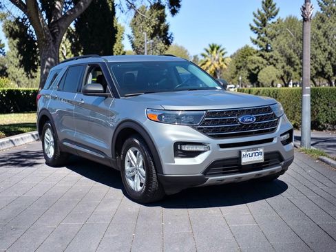 Used 2024 Ford Explorer XLT w/ Equipment Group 202A RWD image 4