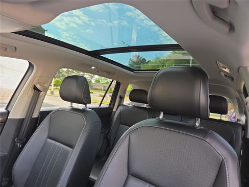 Certified 2022 Volkswagen Tiguan SE w/ Panoramic Sunroof Package AWD/4WD image 22