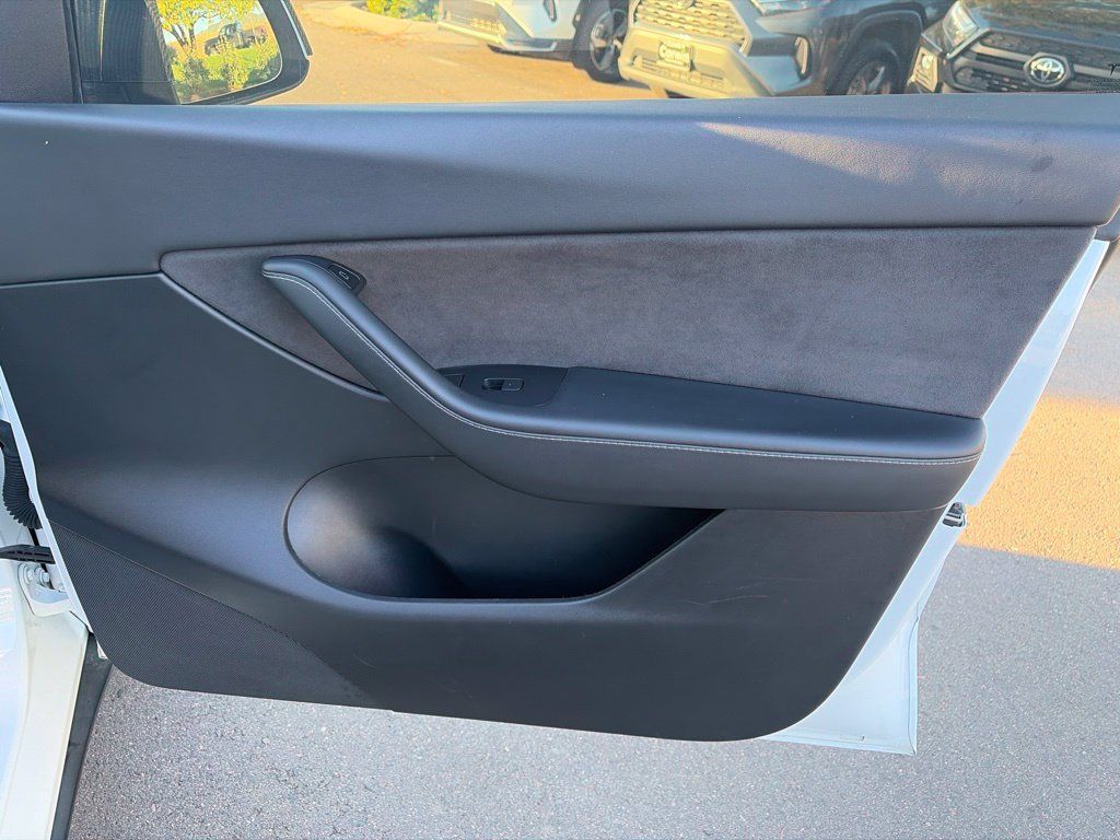 Used 2022 Tesla Model Y Long Range AWD/4WD image 10