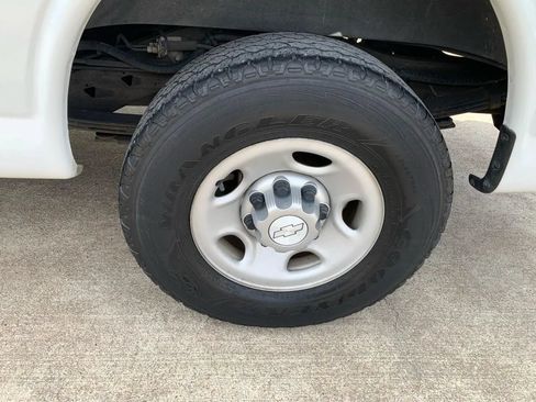 Used 2017 Chevrolet Express 2500 RWD image 15