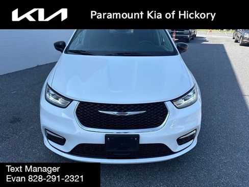 Used 2024 Chrysler Pacifica Touring-L FWD image 2