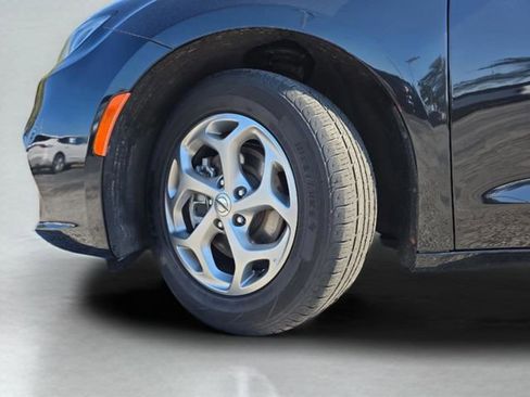 Used 2024 Chrysler Pacifica Limited image 13