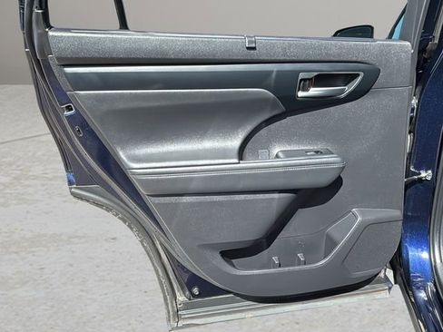 Used 2025 Toyota Highlander XLE image 13