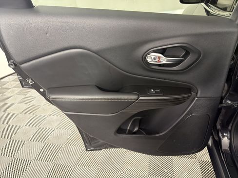 Used 2014 Jeep Cherokee Limited w/ Luxury Group AWD/4WD image 22