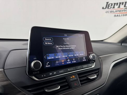 Used 2025 Nissan Altima 2.5 SV FWD image 17