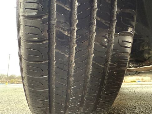 Used 2022 Chevrolet Equinox LT w/ Driver Convenience Package image 11