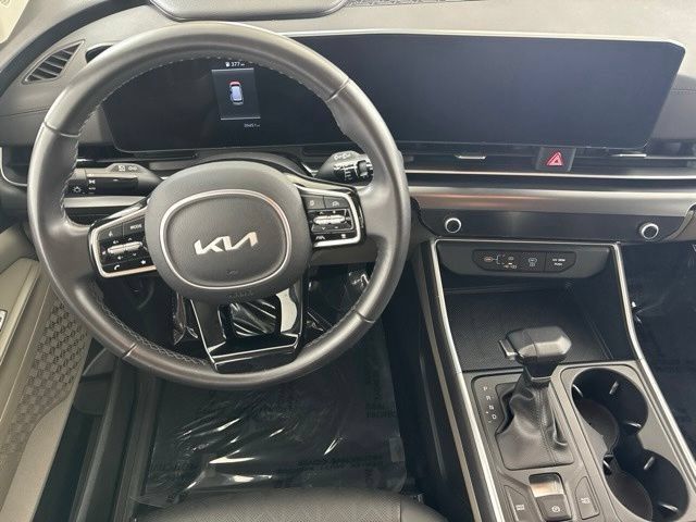 Certified 2025 Kia Carnival FWD image 25