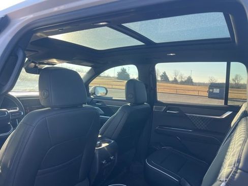 Used 2025 GMC Acadia Denali w/ Super Cruise Package image 16