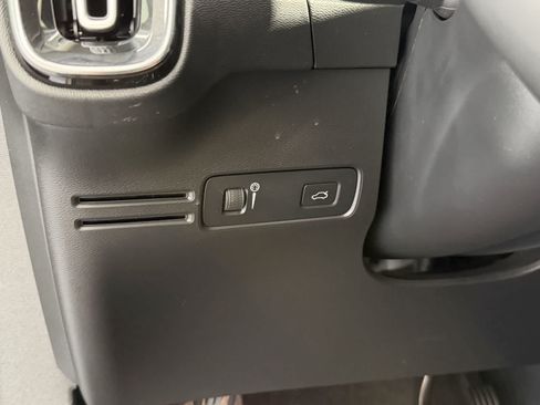 Used 2022 Volvo XC40 T4 Momentum FWD image 23