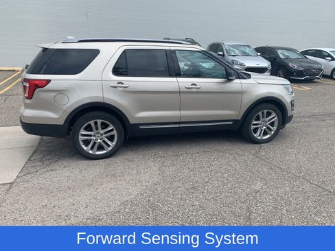 Used 2017 Ford Explorer XLT w/ Equipment Group 202A AWD/4WD image 4