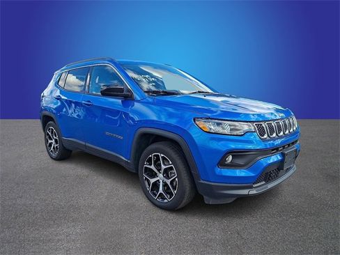 Used 2024 Jeep Compass Latitude image 3