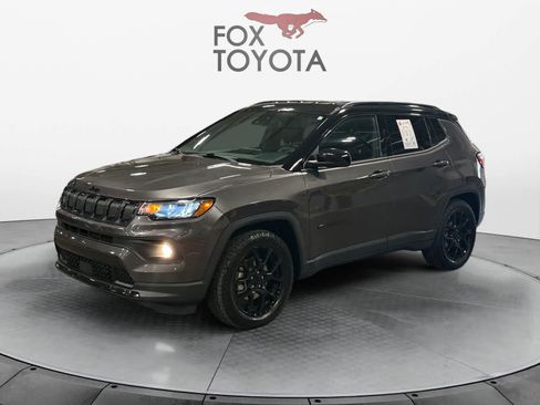 Used 2022 Jeep Compass Latitude FWD image 1