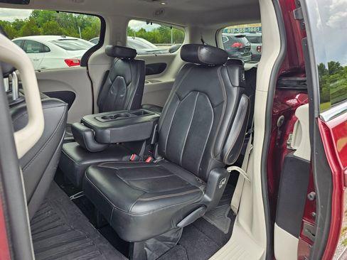 Used 2017 Chrysler Pacifica Touring-L Plus FWD image 5