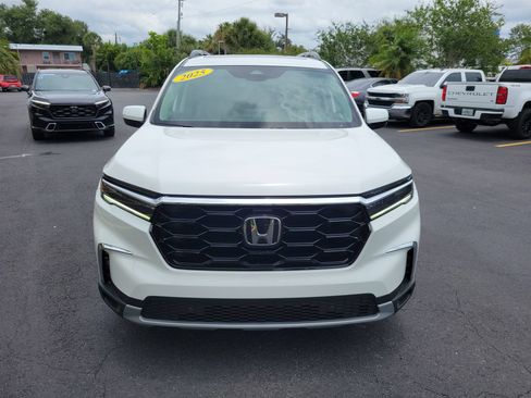 Used 2025 Honda Pilot Touring image 4