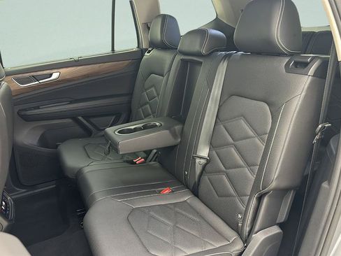 Used 2025 Volkswagen Atlas SE AWD/4WD image 11