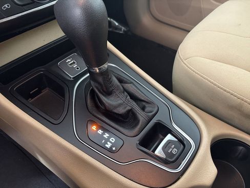 Used 2020 Jeep Cherokee Latitude FWD image 18