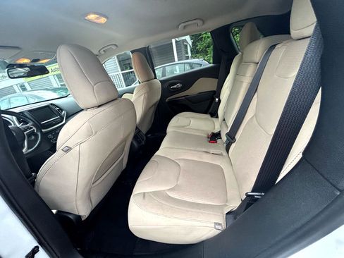 Used 2017 Jeep Cherokee Latitude w/ Comfort & Sound Group image 13