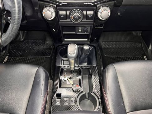 Used 2018 Toyota 4Runner TRD Off-Road Premium AWD/4WD image 18