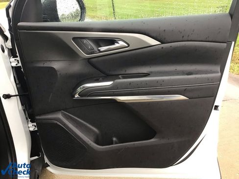 Used 2025 Chevrolet Traverse LT image 24