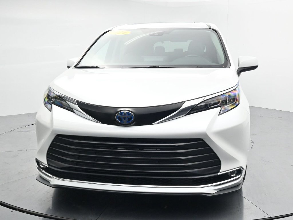 Used 2024 Toyota Sienna XLE FWD image 3