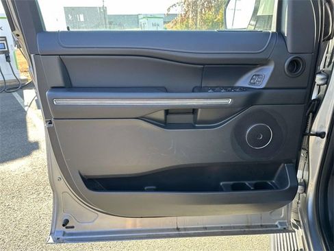 Used 2024 Ford Expedition Max XLT image 18