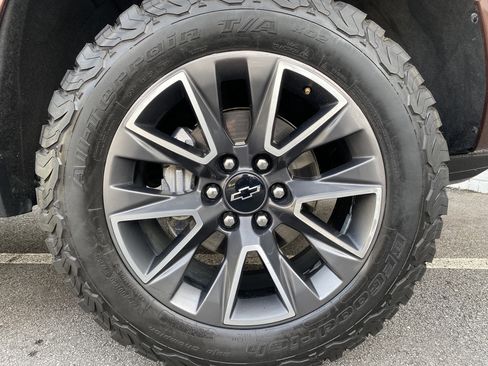 Used 2023 Chevrolet Suburban Z71 image 12