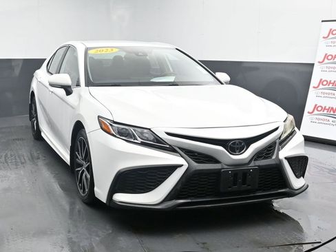 Used 2023 Toyota Camry SE image 3