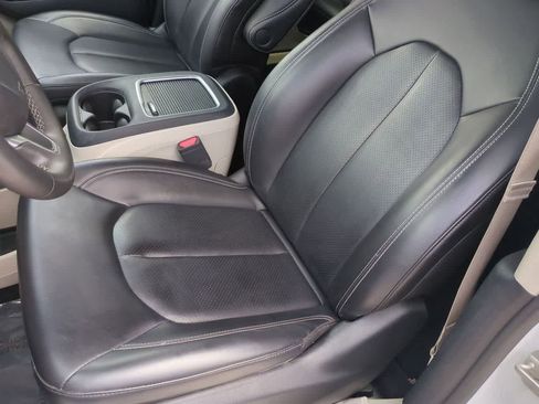 Used 2023 Chrysler Pacifica Touring-L FWD image 17
