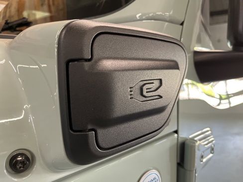 Used 2023 Jeep Wrangler Unlimited Sahara w/ Cold Weather Group AWD/4WD image 10