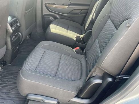 Used 2023 GMC Acadia SLE w/ Driver Convenience Package image 12