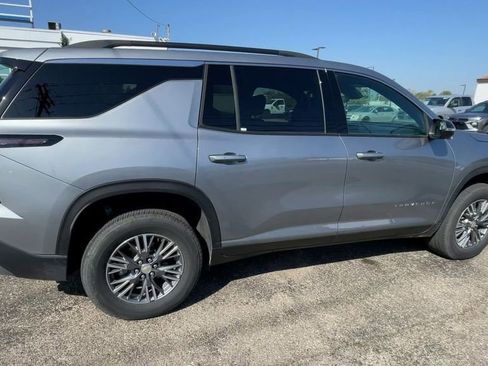 Used 2025 Chevrolet Traverse LT FWD image 2