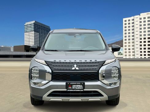 Used 2024 Mitsubishi Outlander FWD image 2