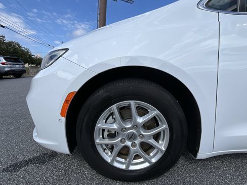 Used 2022 Chrysler Pacifica Touring-L w/ Uconnect Theater Family Group FWD image 13