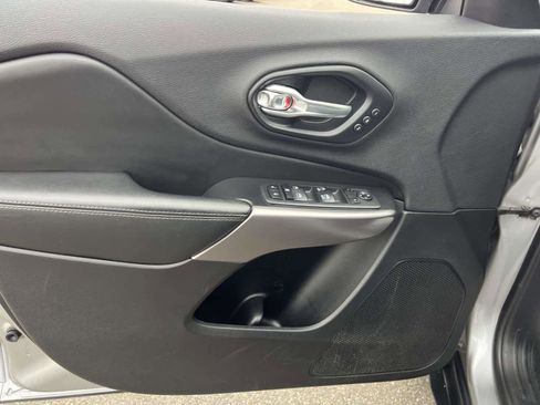 Used 2019 Jeep Cherokee Limited image 17