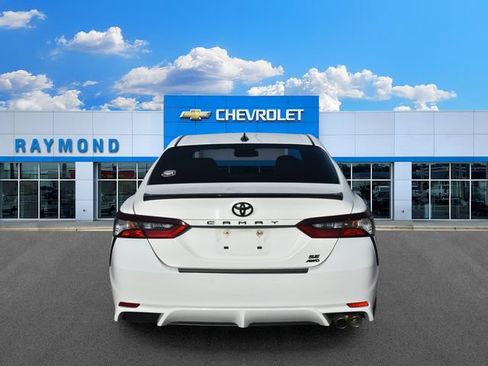 Used 2022 Toyota Camry SE w/ Convenience Package AWD/4WD image 4