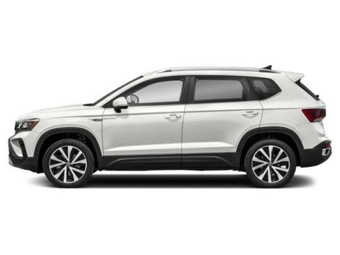 Used 2023 Volkswagen Taos SE w/ Panoramic Sunroof Package FWD image 3