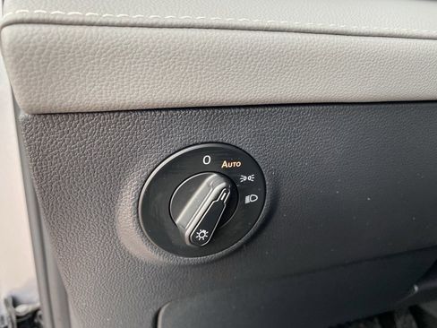 Used 2024 Volkswagen Taos SE image 29