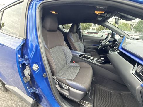 Used 2020 Toyota C-HR XLE FWD image 23