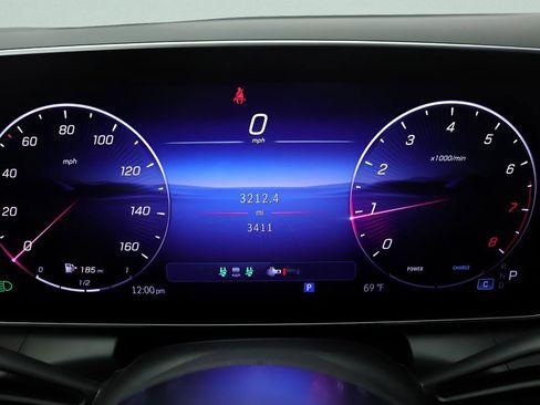 Used 2025 Mercedes-Benz GLC 300 4MATIC image 11