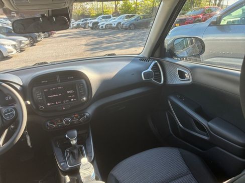 Used 2025 Kia Soul LX w/ LX Technology Package FWD image 30