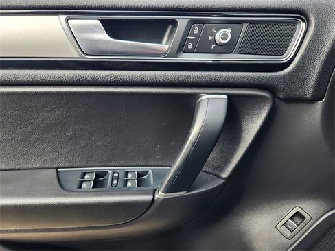 Used 2016 Volkswagen Touareg Sport image 24