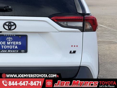 Used 2022 Toyota RAV4 LE image 9