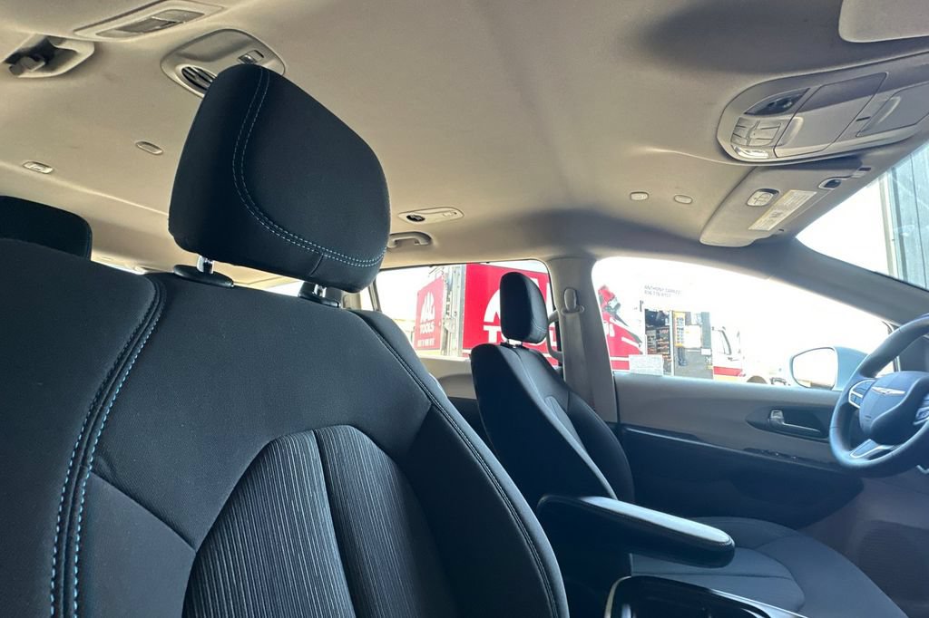 Used 2021 Chrysler Pacifica Touring FWD image 18