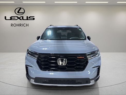 Used 2024 Honda Pilot TrailSport image 2