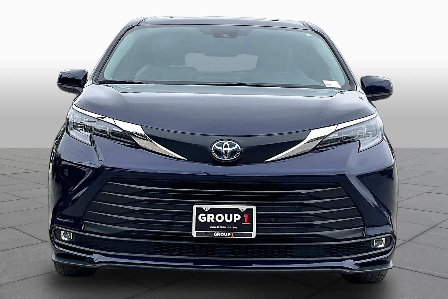 Used 2025 Toyota Sienna XLE FWD image 4