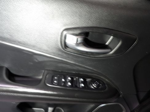 Used 2021 Jeep Compass Latitude FWD image 8