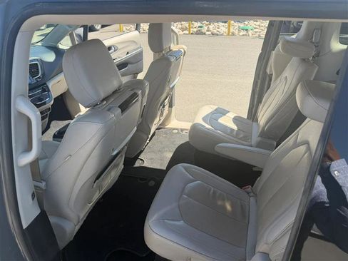 Used 2020 Chrysler Pacifica Touring-L Plus FWD image 12